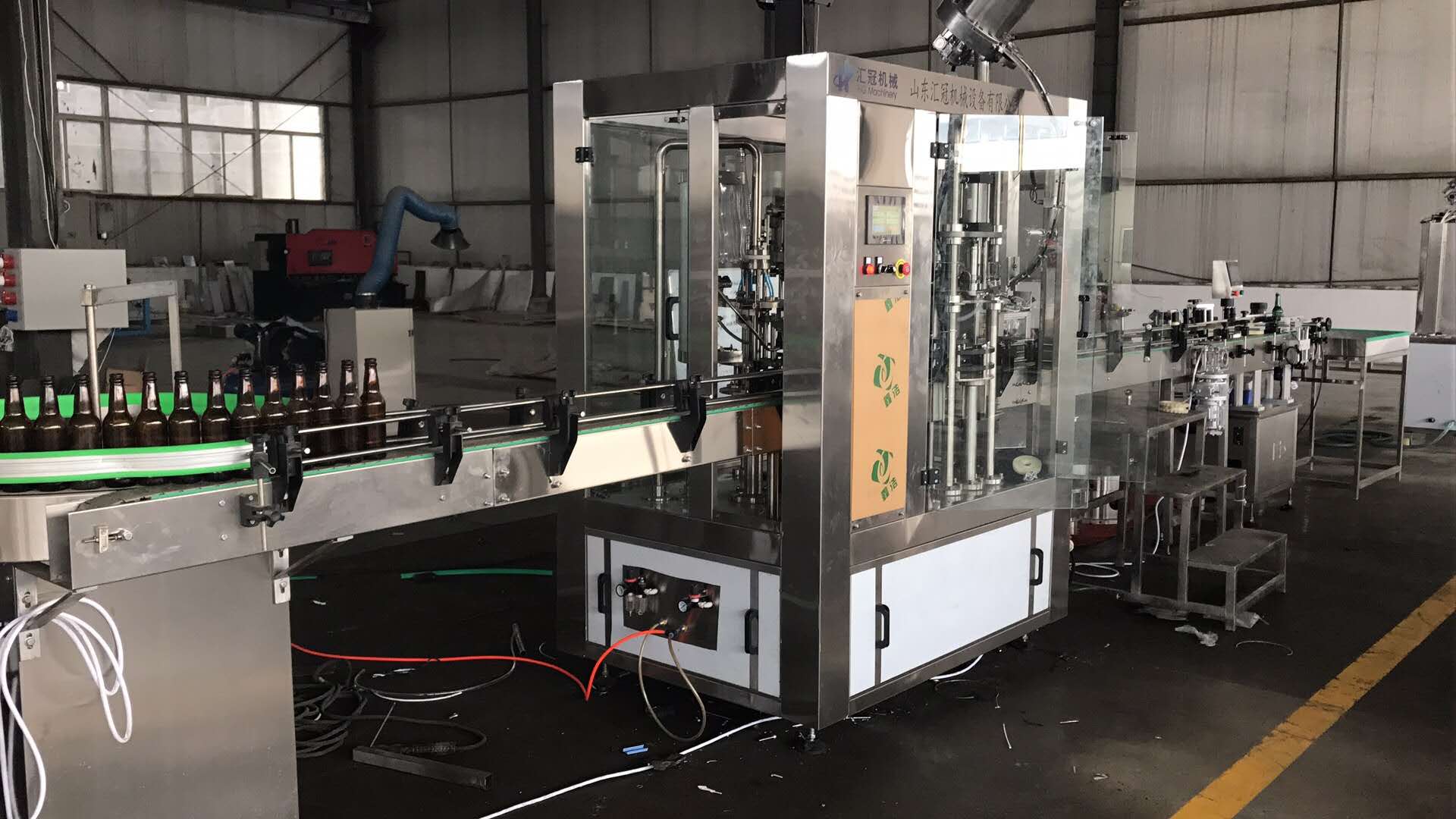 pivoni chayish bilan to'ldirish va capping.jpg beer rinsing filling and capping.jpg
